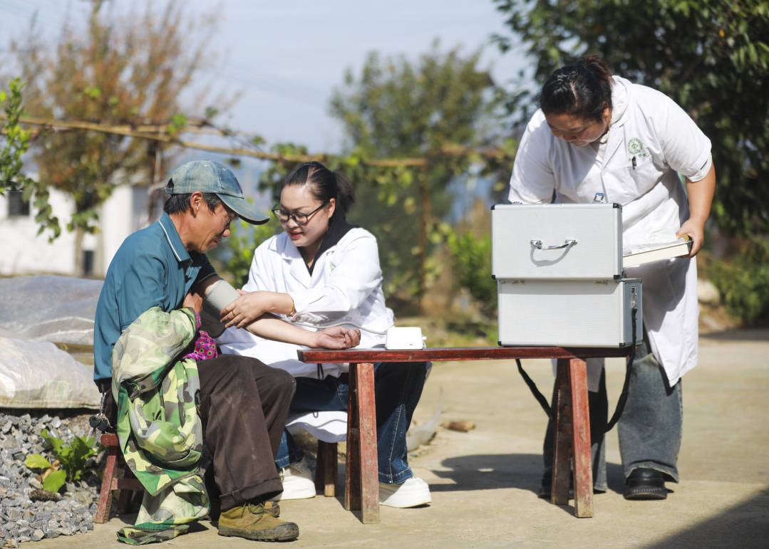 黔西五里鄉 “家庭醫生”送診到家，健康咨詢暖人心